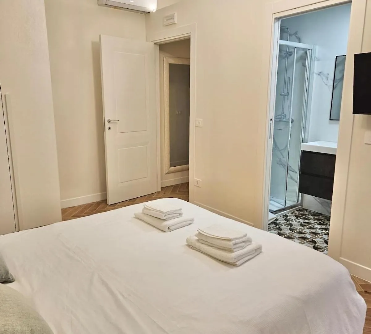 Elegant Apartment With Balcony Near The Center Rome Italy